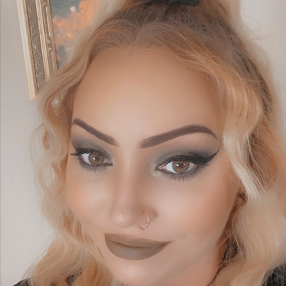 Meet your Posher, Danielle